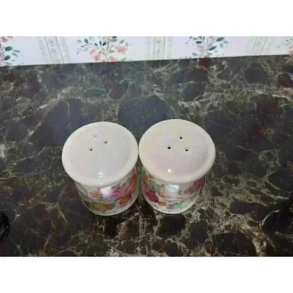 VTG ST CROIX SOUVENIR SALT AND PEPPER SHAKERS  WHITE SEA SHELLS COLLECTABLE